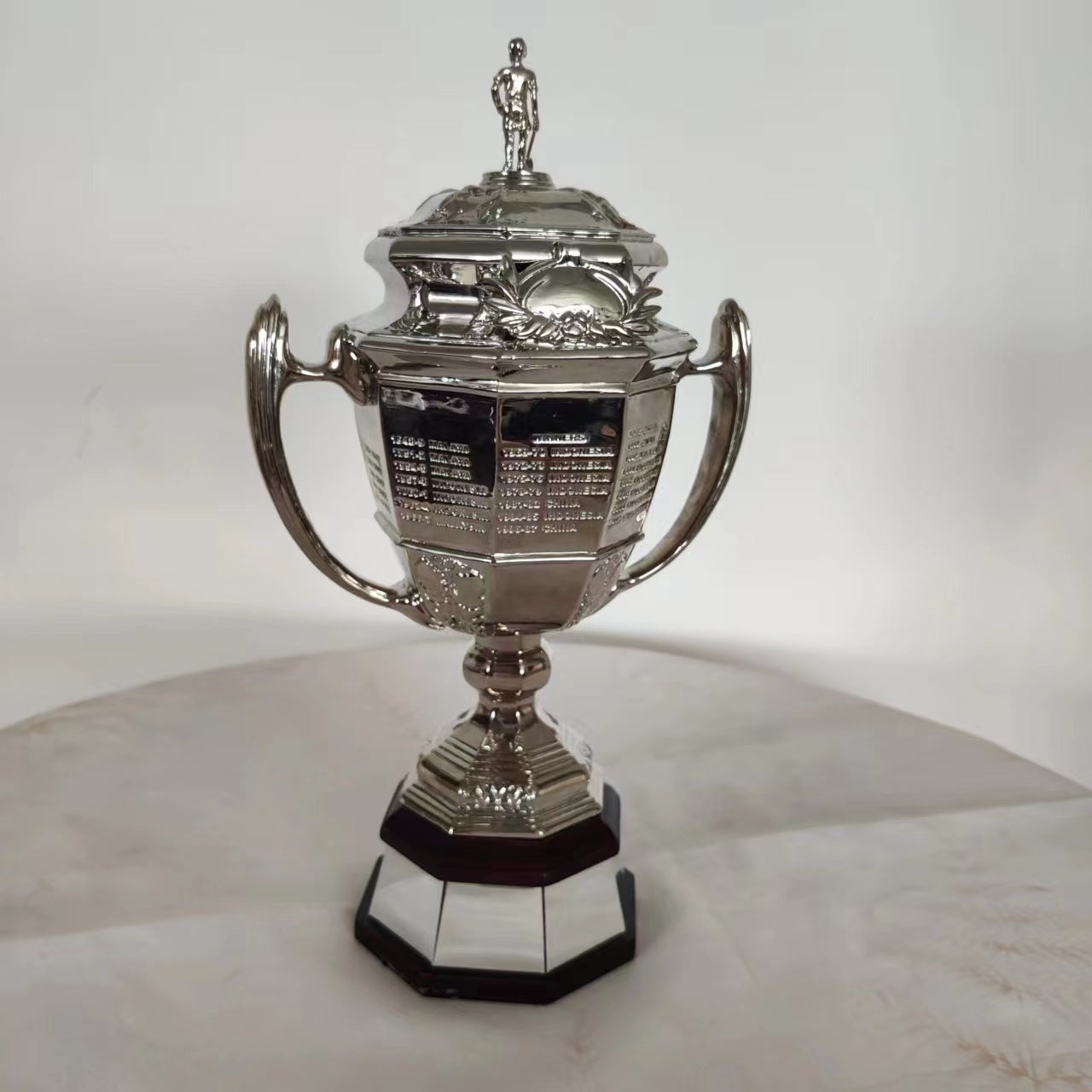 Uber Cup, International Badminton Trophy, Sports Event Trophy, International Event Trophy, Trophy Factory, Custom Trophy Manufacturer, Wholesale Trophy Factory, Trophy Customization, Trophy Ordering, Trophy Purchase, Trophy Manufacturer