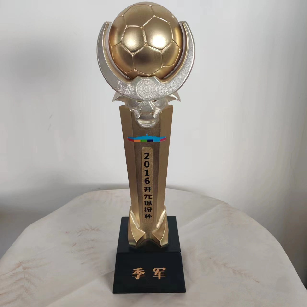 Custom-made football trophies, basketball trophies, international tournament trophies, sports event trophies, trophy factory, trophy manufacturer, trophy wholesale factory, custom-made trophies, trophy ordering, trophy purchasing, trophy maker.