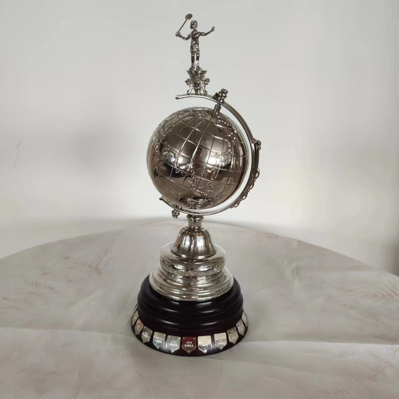 Uber Cup, International Badminton Trophy, Sports Event Trophy, International Event Trophy, Trophy Factory, Custom Trophy Manufacturer, Wholesale Trophy Factory, Trophy Customization, Trophy Ordering, Trophy Purchase, Trophy Manufacturer
