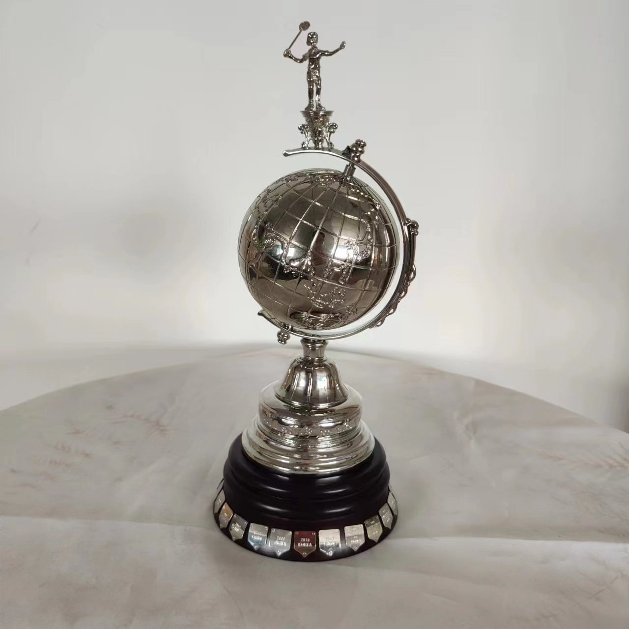 Uber Cup, International Badminton Trophy, Sports Event Trophy, International Event Trophy, Trophy Factory, Custom Trophy Manufacturer, Wholesale Trophy Factory, Trophy Customization, Trophy Ordering, Trophy Purchase, Trophy Manufacturer