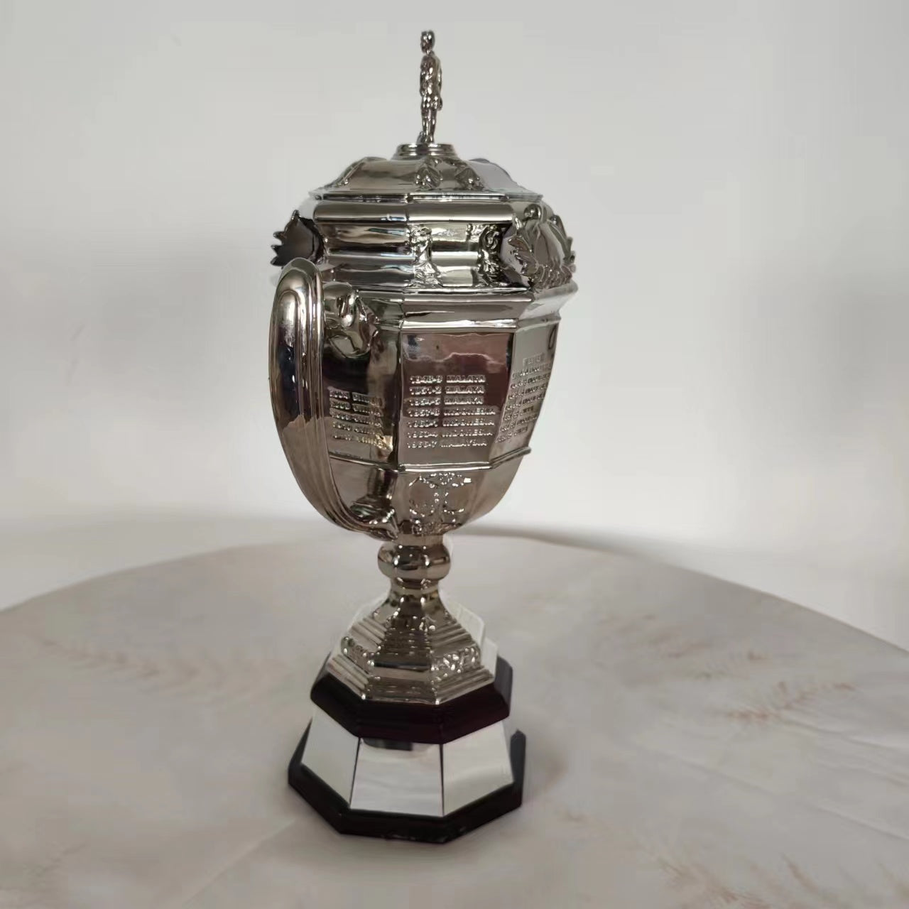 Uber Cup, International Badminton Trophy, Sports Event Trophy, International Event Trophy, Trophy Factory, Custom Trophy Manufacturer, Wholesale Trophy Factory, Trophy Customization, Trophy Ordering, Trophy Purchase, Trophy Manufacturer
