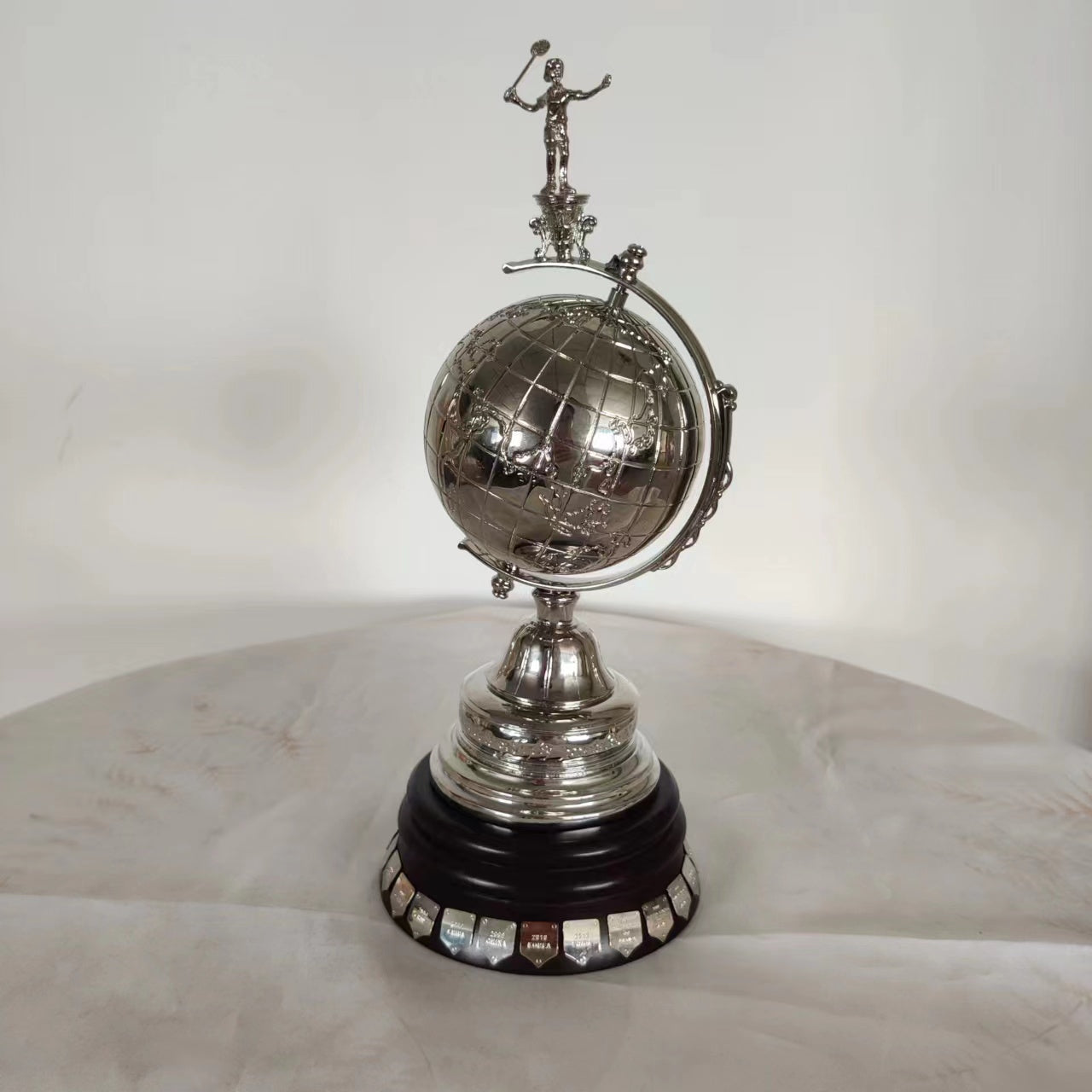Uber Cup, International Badminton Trophy, Sports Event Trophy, International Event Trophy, Trophy Factory, Custom Trophy Manufacturer, Wholesale Trophy Factory, Trophy Customization, Trophy Ordering, Trophy Purchase, Trophy Manufacturer