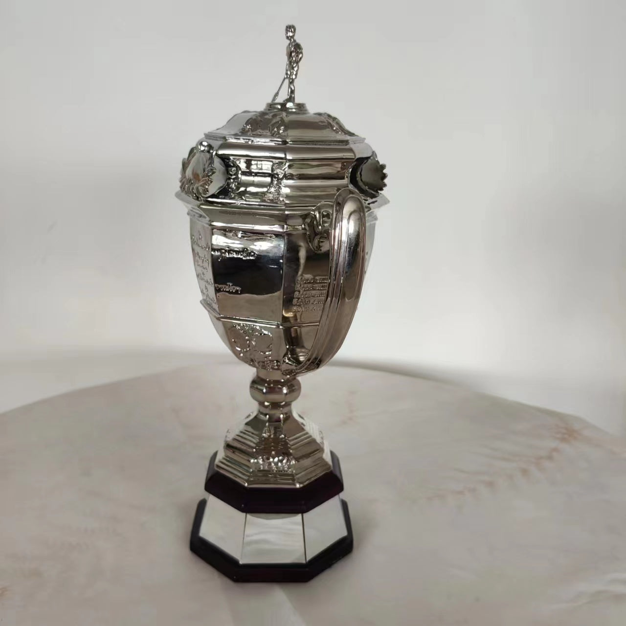 Uber Cup, International Badminton Trophy, Sports Event Trophy, International Event Trophy, Trophy Factory, Custom Trophy Manufacturer, Wholesale Trophy Factory, Trophy Customization, Trophy Ordering, Trophy Purchase, Trophy Manufacturer