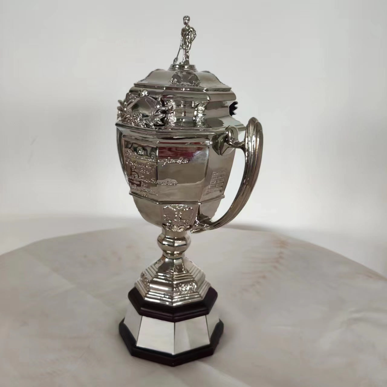 Uber Cup, International Badminton Trophy, Sports Event Trophy, International Event Trophy, Trophy Factory, Custom Trophy Manufacturer, Wholesale Trophy Factory, Trophy Customization, Trophy Ordering, Trophy Purchase, Trophy Manufacturer