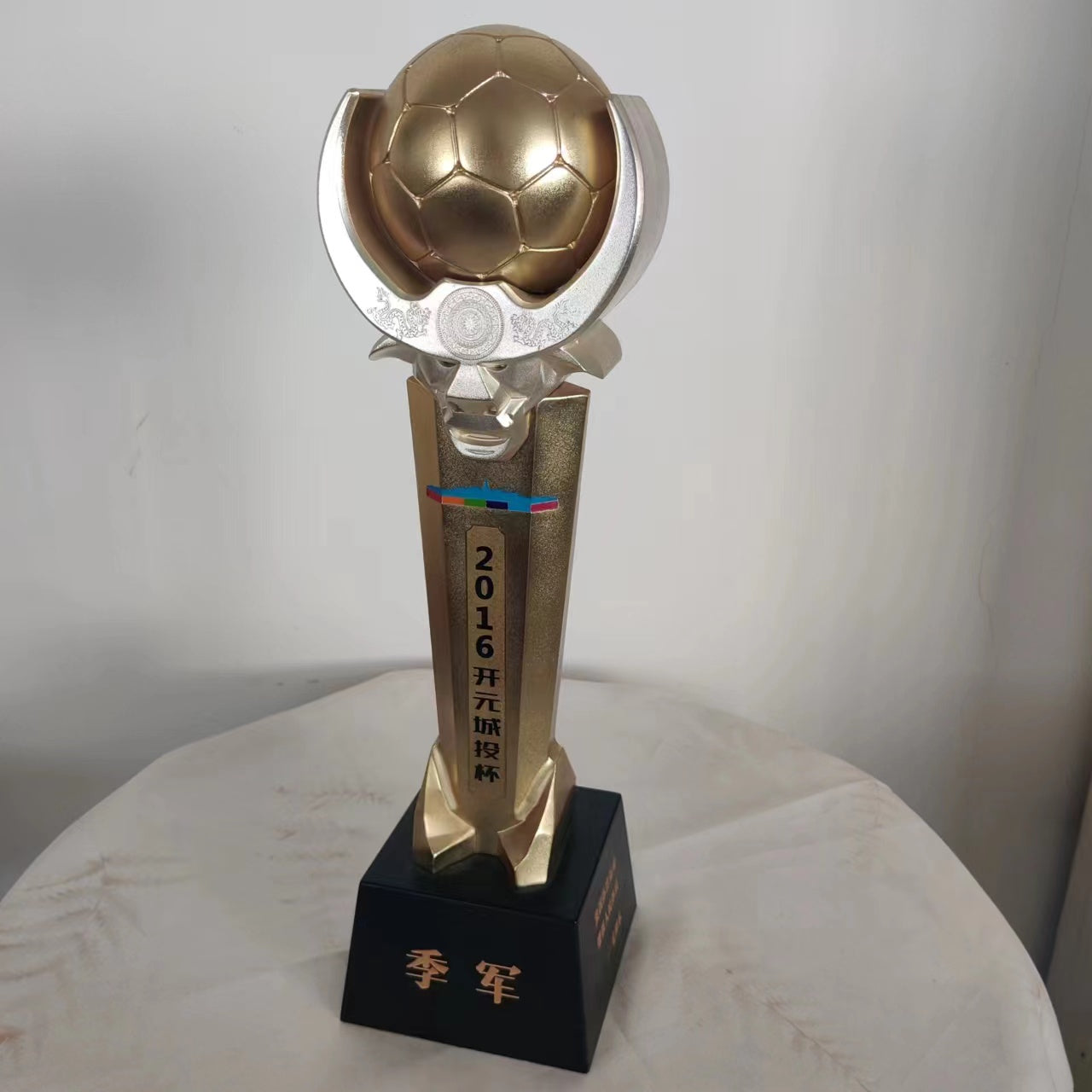 Custom-made football trophies, basketball trophies, international tournament trophies, sports event trophies, trophy factory, trophy manufacturer, trophy wholesale factory, custom-made trophies, trophy ordering, trophy purchasing, trophy maker.