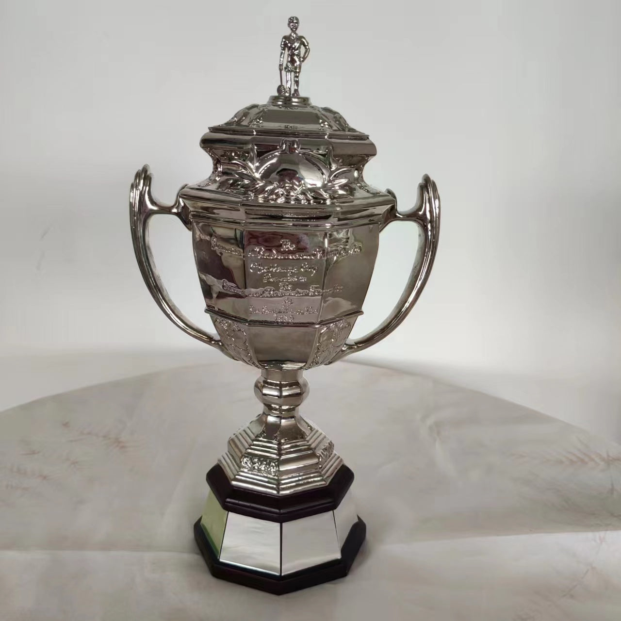 Uber Cup, International Badminton Trophy, Sports Event Trophy, International Event Trophy, Trophy Factory, Custom Trophy Manufacturer, Wholesale Trophy Factory, Trophy Customization, Trophy Ordering, Trophy Purchase, Trophy Manufacturer