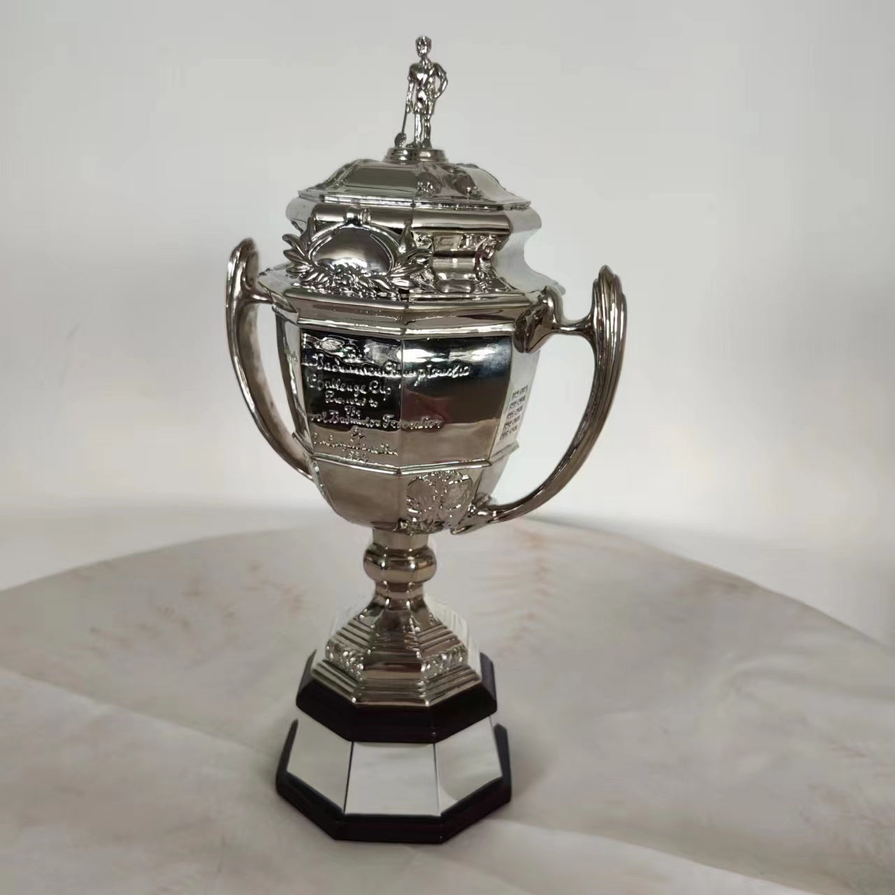 Uber Cup, International Badminton Trophy, Sports Event Trophy, International Event Trophy, Trophy Factory, Custom Trophy Manufacturer, Wholesale Trophy Factory, Trophy Customization, Trophy Ordering, Trophy Purchase, Trophy Manufacturer