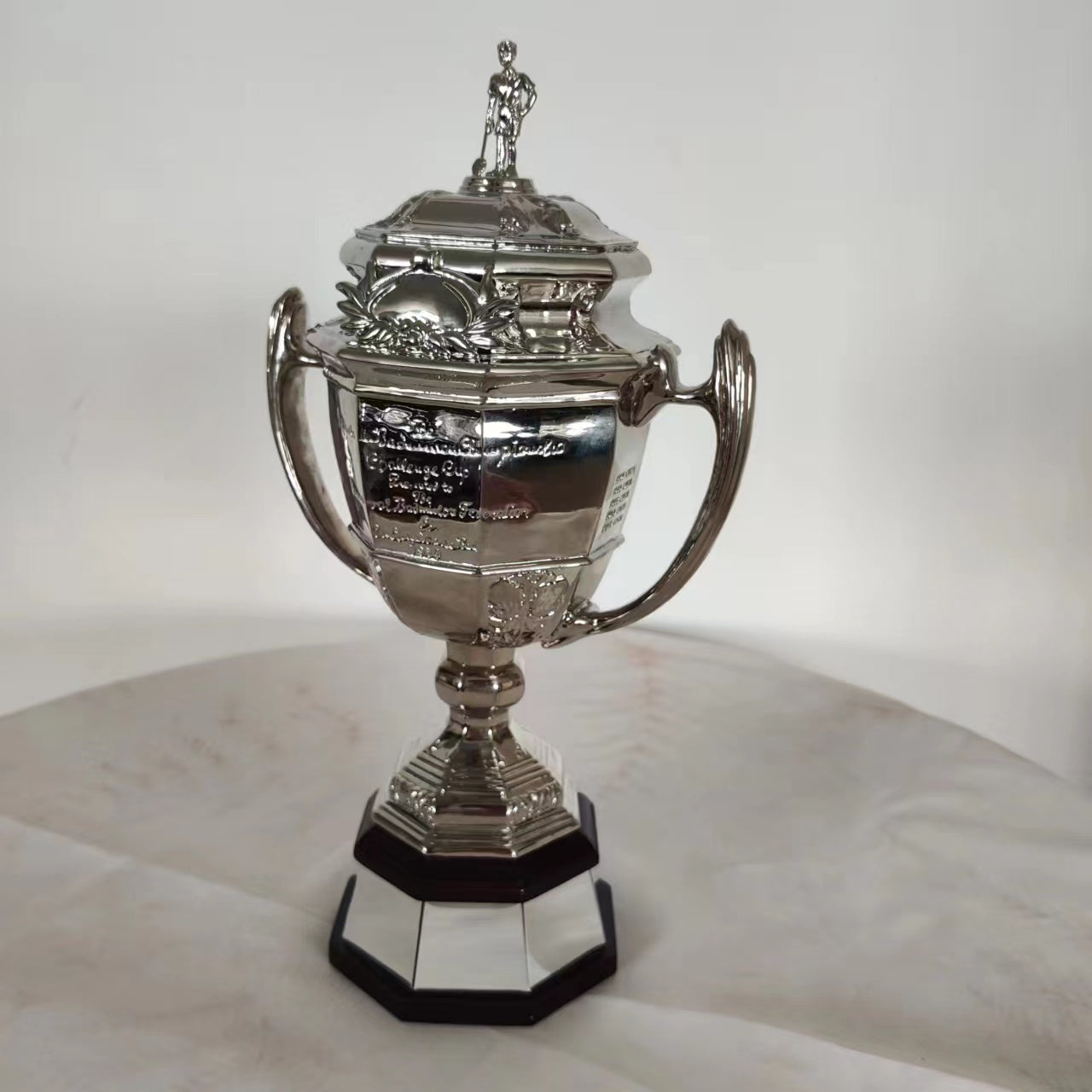 Uber Cup, International Badminton Trophy, Sports Event Trophy, International Event Trophy, Trophy Factory, Custom Trophy Manufacturer, Wholesale Trophy Factory, Trophy Customization, Trophy Ordering, Trophy Purchase, Trophy Manufacturer