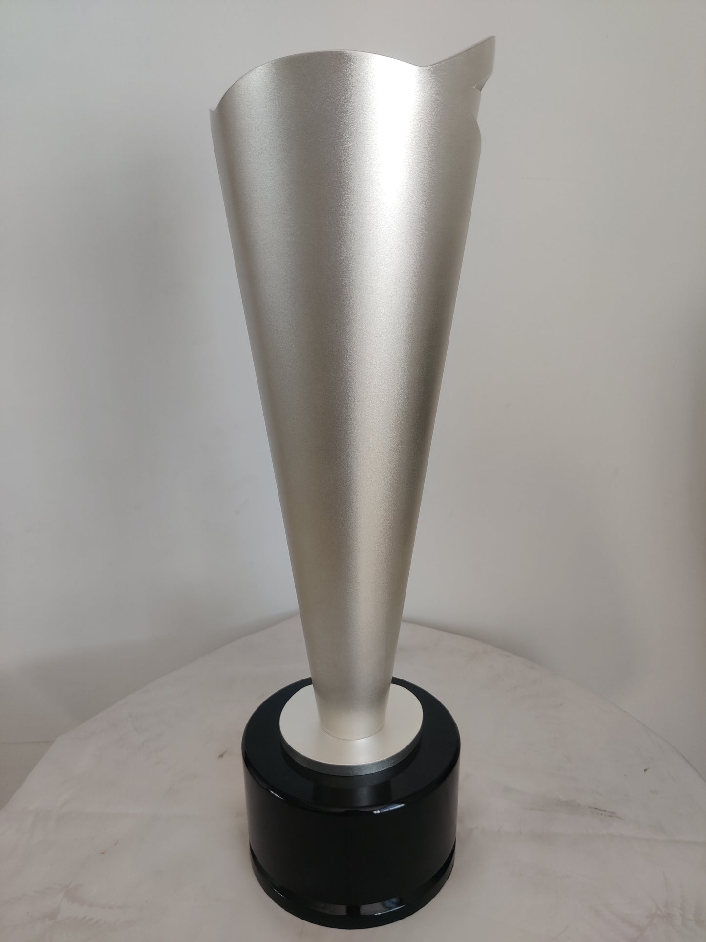 Custom-made football trophies, football association trophies, international tournament trophies, sports event trophies, trophy factory, trophy manufacturer, trophy wholesale factory, custom-made trophies, trophy ordering, trophy purchasing, trophy maker.