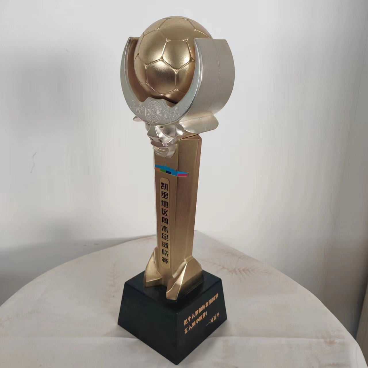 Custom-made football trophies, basketball trophies, international tournament trophies, sports event trophies, trophy factory, trophy manufacturer, trophy wholesale factory, custom-made trophies, trophy ordering, trophy purchasing, trophy maker.