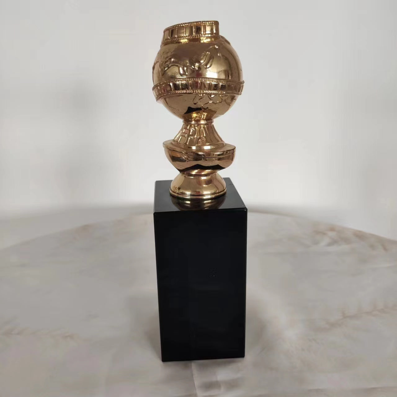 Trophy processing factory, trophy manufacturer, trophies, trophy customization, trophy ordering, custom metal trophies, trophy maker, zinc alloy trophies, Golden Globe Awards, abstract trophies, Oscar trophies