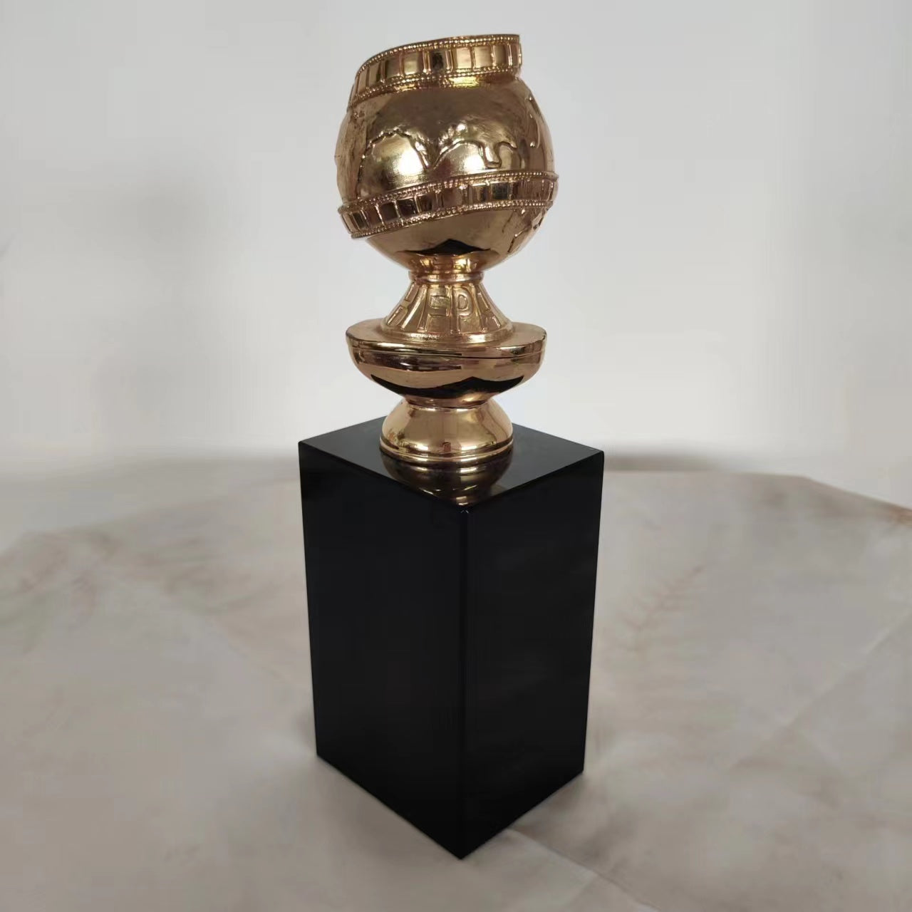 Trophy processing factory, trophy manufacturer, trophies, trophy customization, trophy ordering, custom metal trophies, trophy maker, zinc alloy trophies, Golden Globe Awards, abstract trophies, Oscar trophies