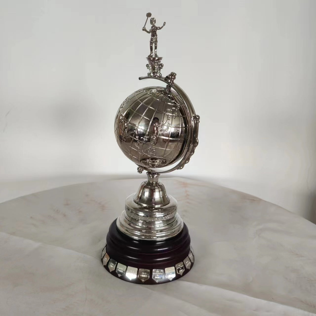 Uber Cup, International Badminton Trophy, Sports Event Trophy, International Event Trophy, Trophy Factory, Custom Trophy Manufacturer, Wholesale Trophy Factory, Trophy Customization, Trophy Ordering, Trophy Purchase, Trophy Manufacturer