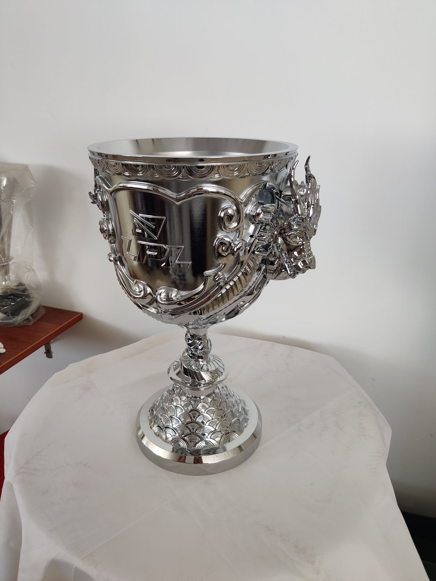 League of Legends trophy, LPL trophy, KPL trophy, esports tournament trophy, major tournament trophy, trophy factory, trophy manufacturer, trophy maker, trophy wholesale, custom metal trophy, trophy customization, trophy ordering.