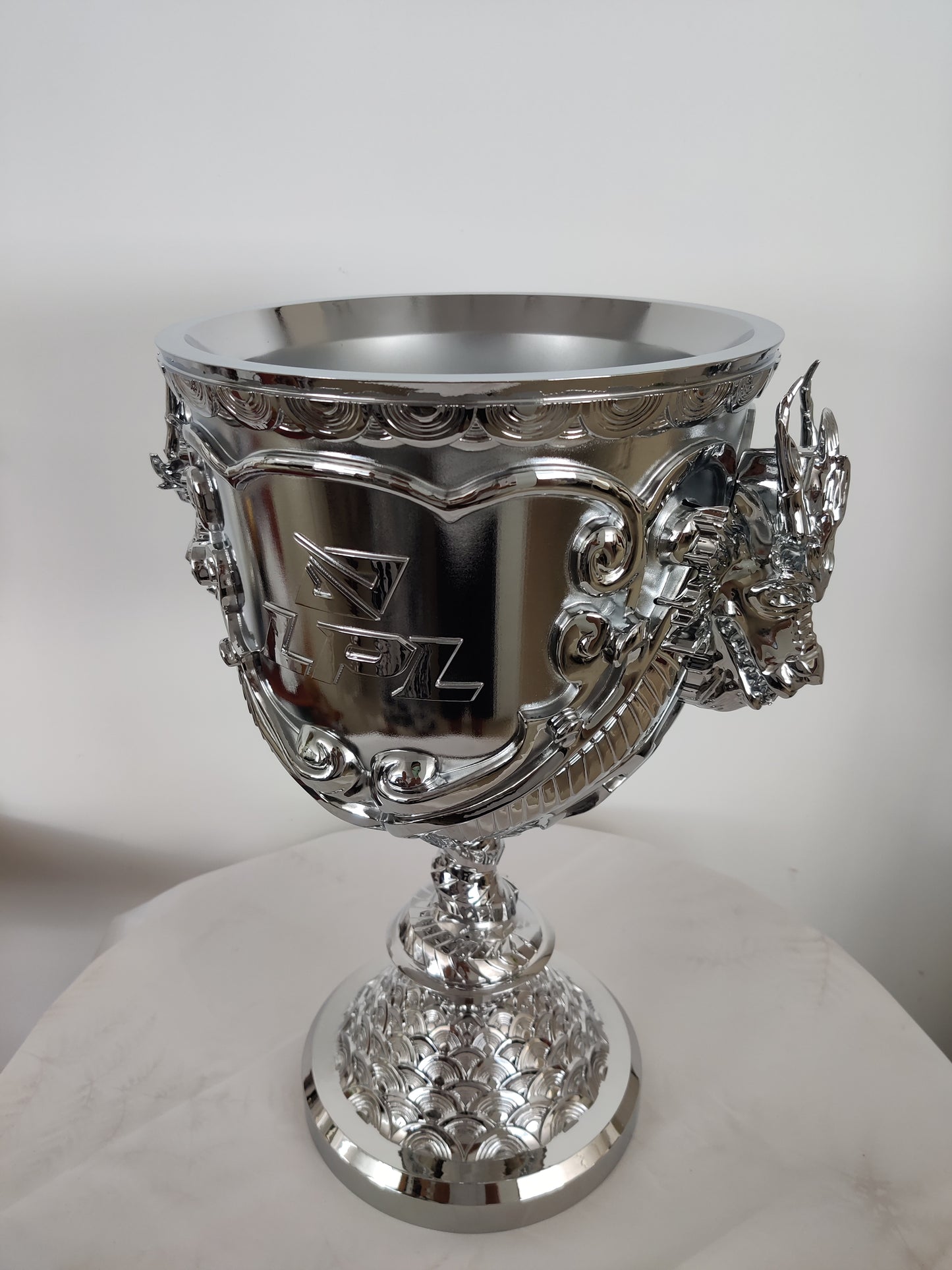 League of Legends trophy, LPL trophy, KPL trophy, esports tournament trophy, major tournament trophy, trophy factory, trophy manufacturer, trophy maker, trophy wholesale, custom metal trophy, trophy customization, trophy ordering.
