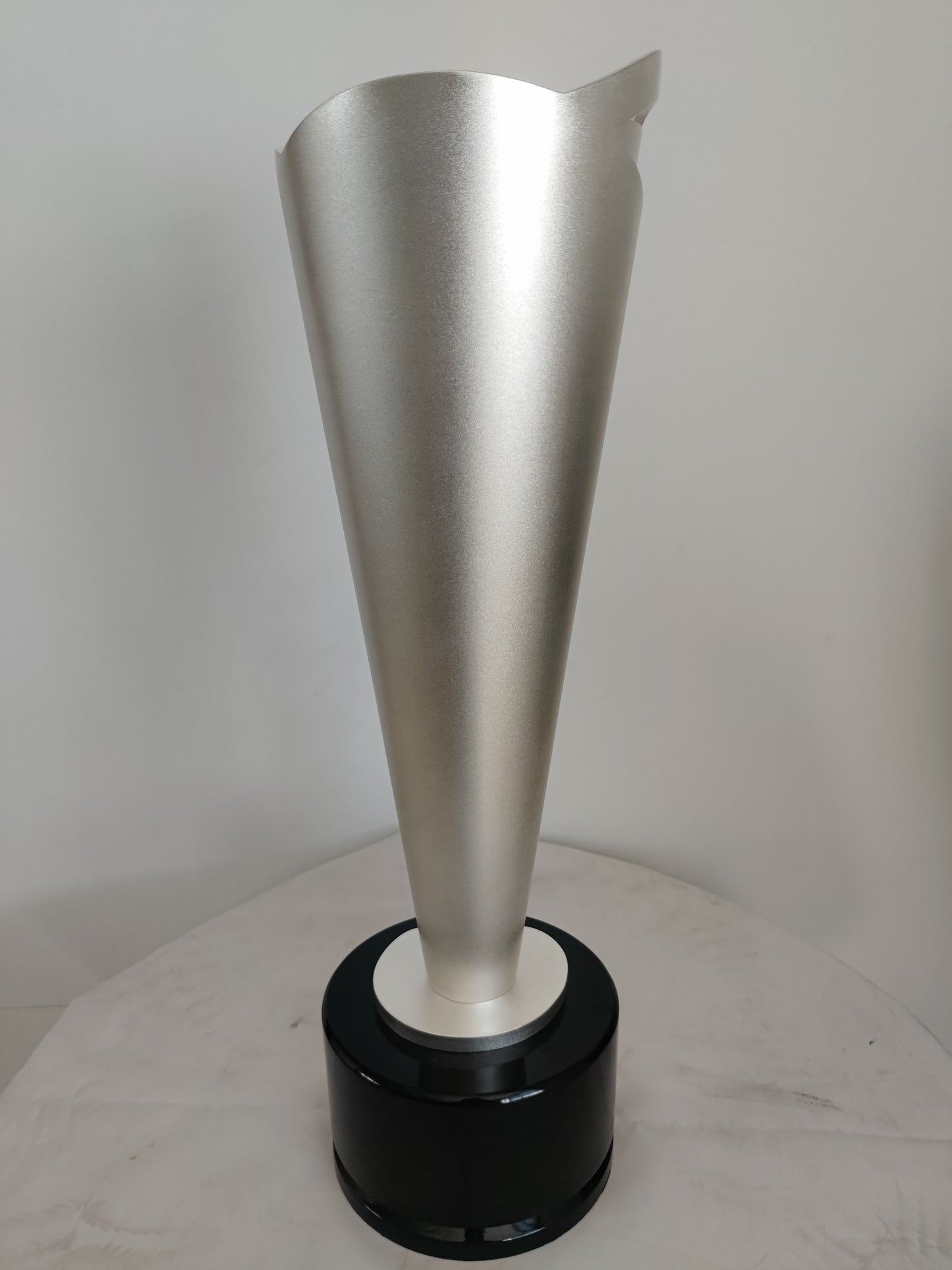 Custom-made football trophies, football association trophies, international tournament trophies, sports event trophies, trophy factory, trophy manufacturer, trophy wholesale factory, custom-made trophies, trophy ordering, trophy purchasing, trophy maker.